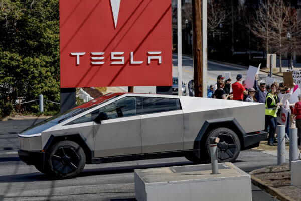 Manifestantes se reúnen frente a un concesionario de Tesla para protestar contra el papel actual del empresario Elon Musk en la administración de Trump, en Decatur, Georgia. EFE/ERIK S. LESSER
