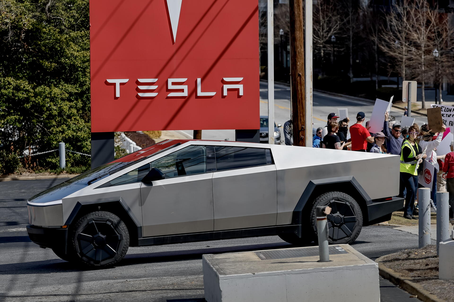 Tesla: la volatilidad de sus acciones mientras la marca se vuelve un símbolo político