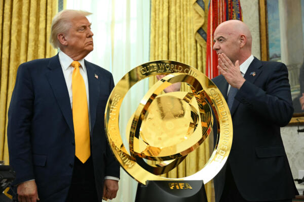 El presidente de Estados Unidos, Donald Trump, y el presidente de la FIFA, Gianni Infantino, junto al nuevo trofeo de la Copa Mundial de Clubes de la FIFA en la Oficina Oval de la Casa Blanca. Jim WATSON / AFP