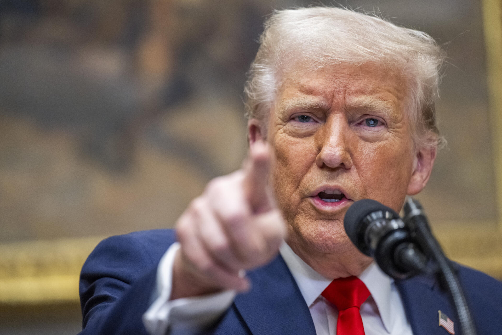 Donald Trump ordena detener toda la ayuda militar en curso a Ucrania