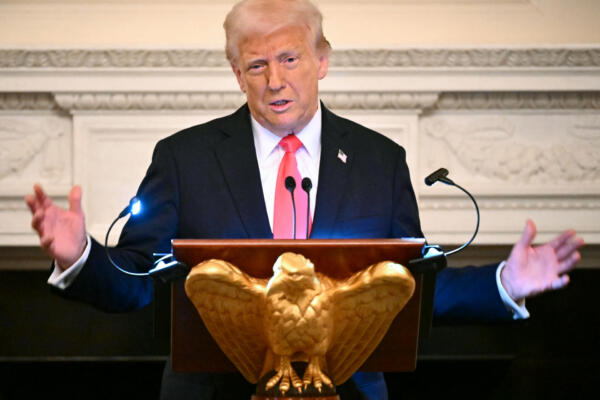El presidente de Estados Unidos, Donald Trump, hace un gesto mientras habla durante una cena Iftar en el Comedor de Estado de la Casa Blanca. Mandel NGAN / AFP