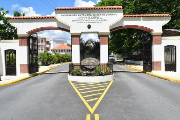 La Universidad Autónoma de Santo Domingo (UASD).