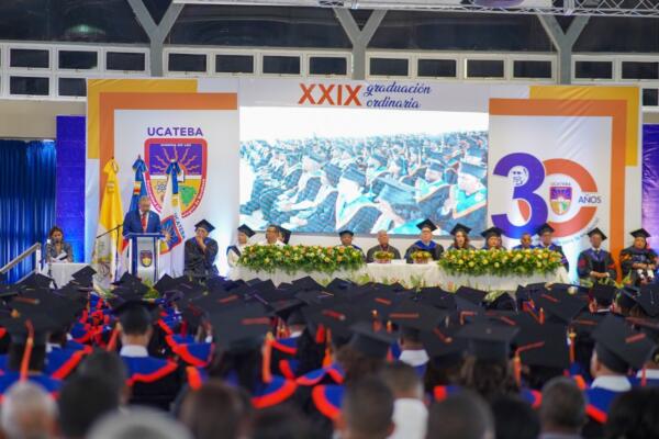 De los 341 graduandos de esta promoción, 242 son mujeres (70.97%) y 99 hombres (29%)