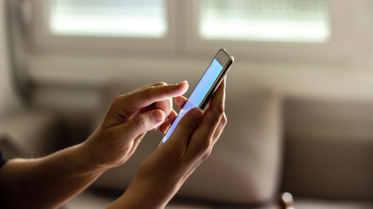 Usar el teléfono móvil menos de 2 horas al día mejora la salud mental