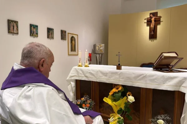 Vaticano publica primera foto del Papa Francisco 