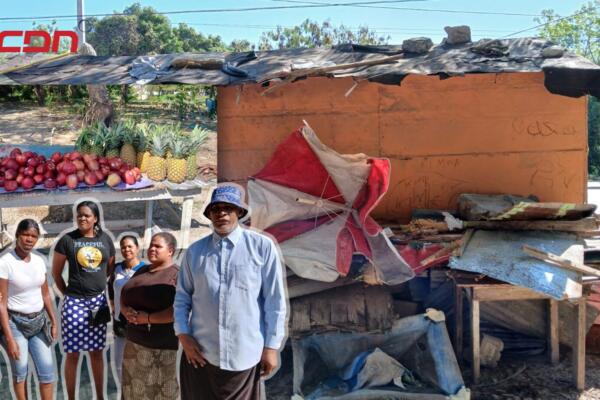 Vendedores de frutas denuncian desaolojo por parte del alcalde del municipio, Míctor Fernández.