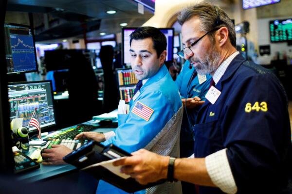 Fotografía en donde se ven corredores de bolsa trabajan en Wall Street. EFE/Justin Lane