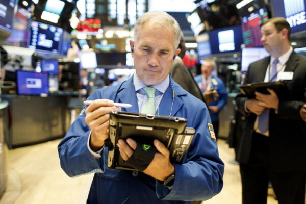 Corredores trabajan en la Bolsa de Valores de Nueva York. EFE/JUSTIN LANE