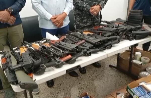 Unos 30 fusiles y cerca de 39 mil municiones
