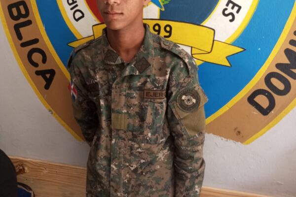 Lo apresaron vestido con uniforme militar. Foto: Fuente externa