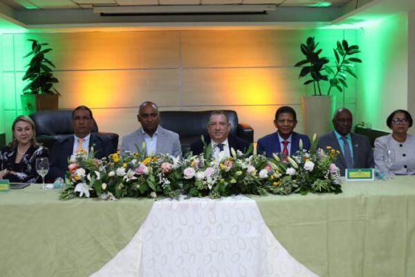 La conferencia fue encaabezada por el presidente del consejo de administracion. 