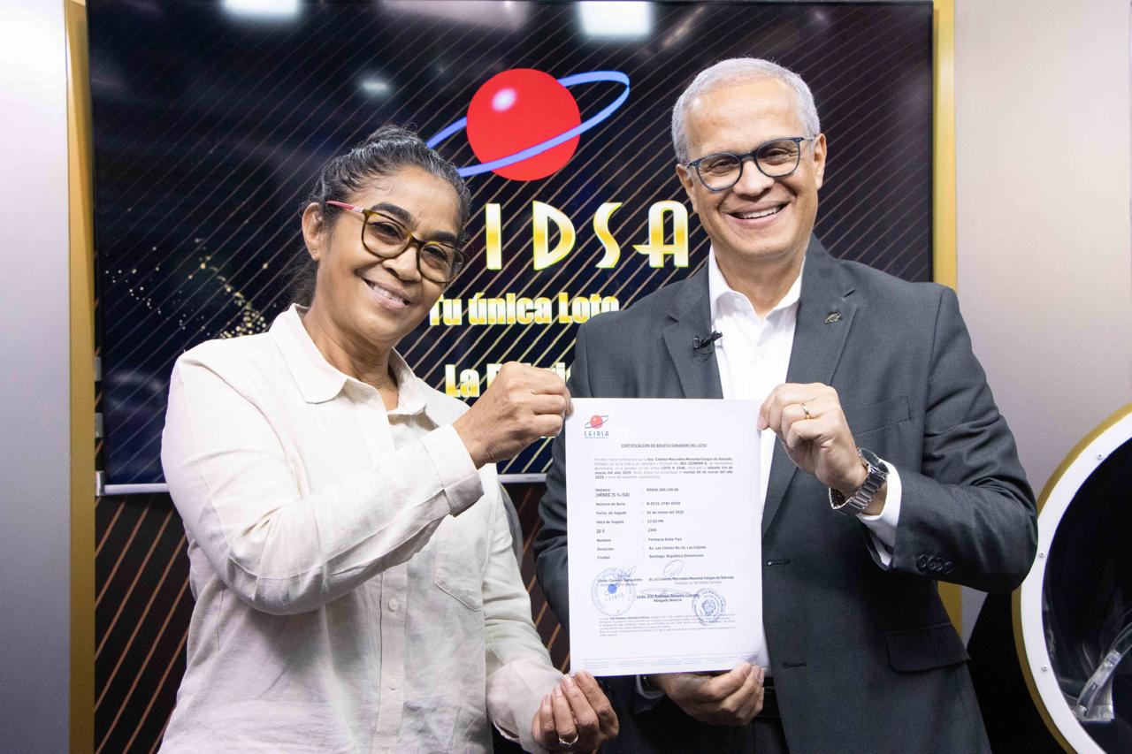 LEIDSA entrega certificado a empresaria ganadora de 55.5 millones con el Loto