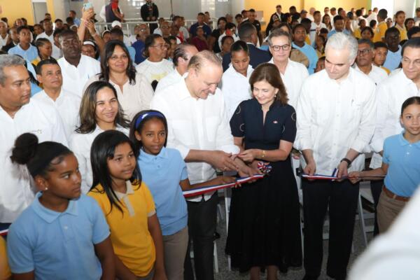 Raquel Peña inaugura nuevo centro educativo en Santiago. (Foto, fuente externa)