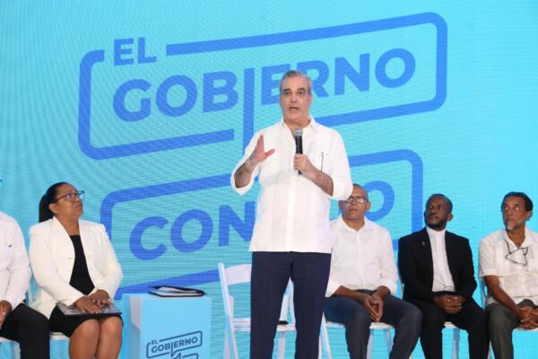 Presidente Abinader Luis Abinader en un encuentro con comunitarios de Pedro Brand.