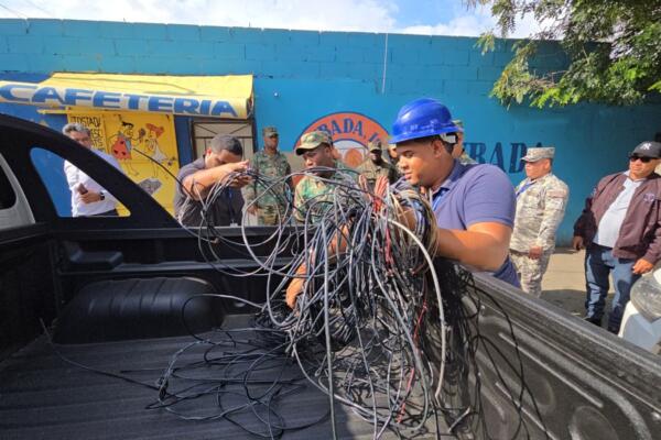 Empleados de Empresa Distribuidora de Electricidad del Norte (Edenorte) ejecutando operativo.