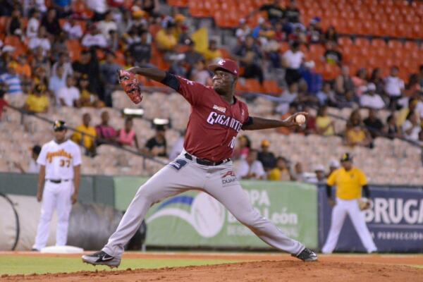 José De Paula es un lanzador abridor zurdo de 37 años, nacido en Santo Domingo, que fue drafteado por los Gigantes del Cibao en la tercera ronda del Draft de Novatos del 2010.