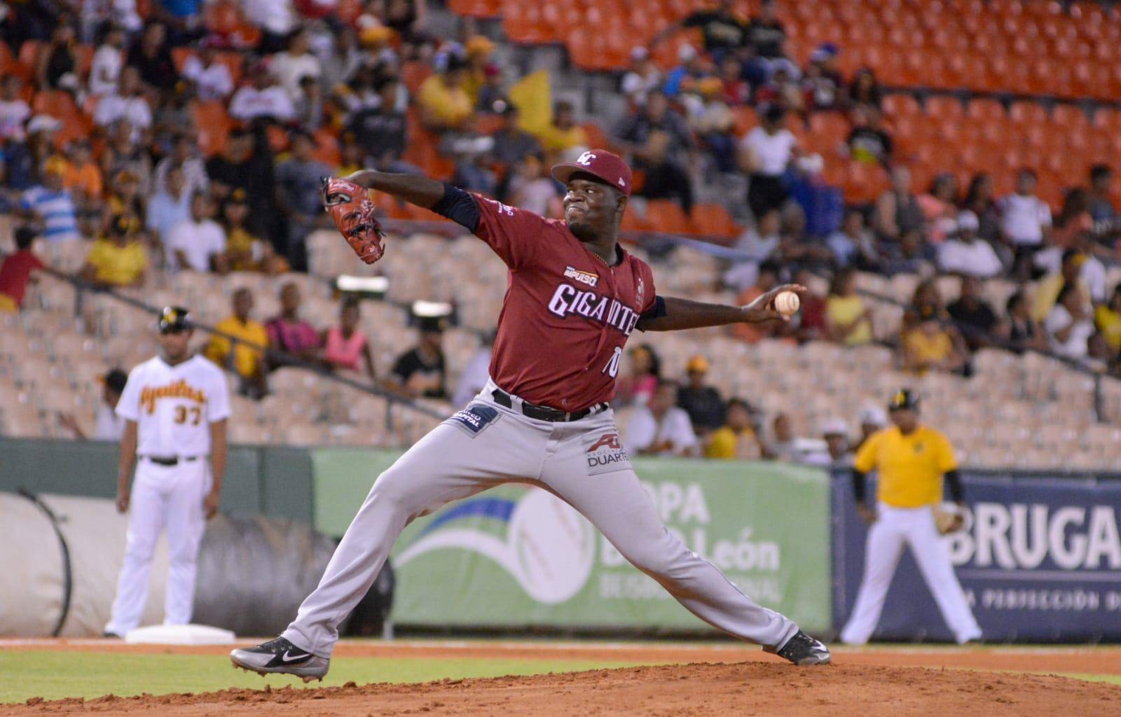 José De Paula es un lanzador abridor zurdo de 37 años, nacido en Santo Domingo, que fue drafteado por los Gigantes del Cibao en la tercera ronda del Draft de Novatos del 2010.