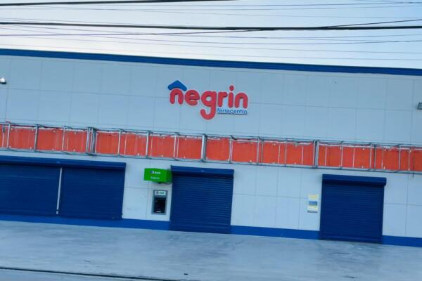 Empleados de la Ferretería Negrin en Nagua fueron estafados y se rumora fueron hipnotizados por los delincuentes. 