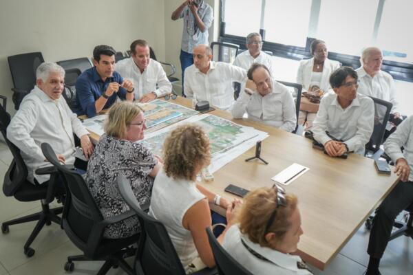 Wellington Arnaud junto a los embajadores y Ministros.
Foto: fuente externa