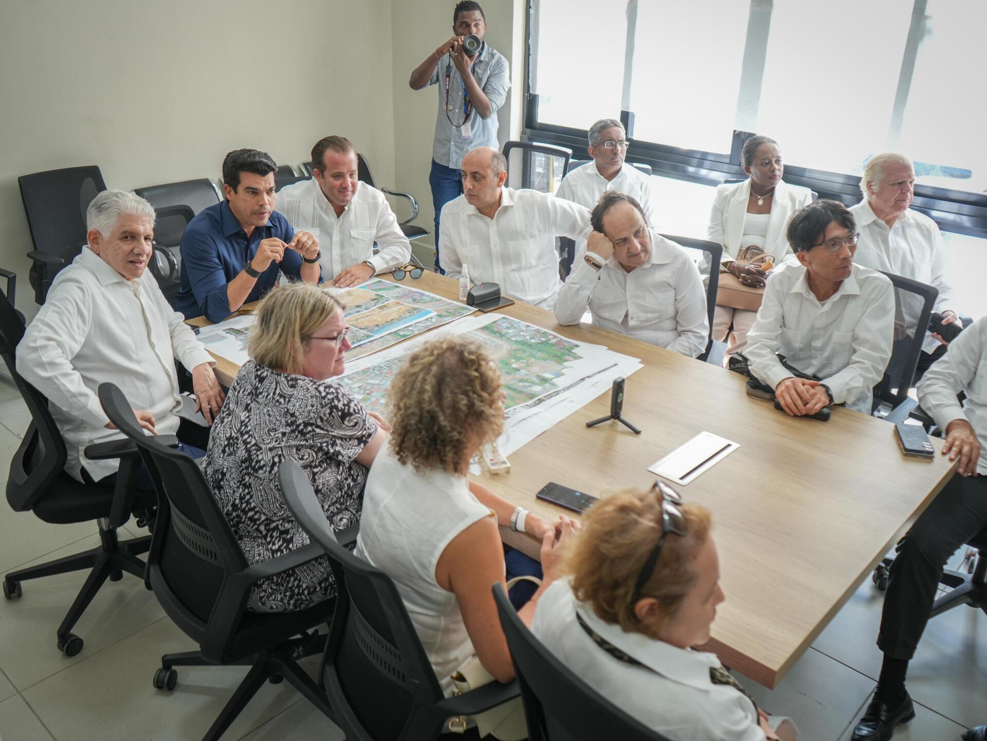 Wellington Arnaud junto a los embajadores y ministro mostro Arroyo Gurabo