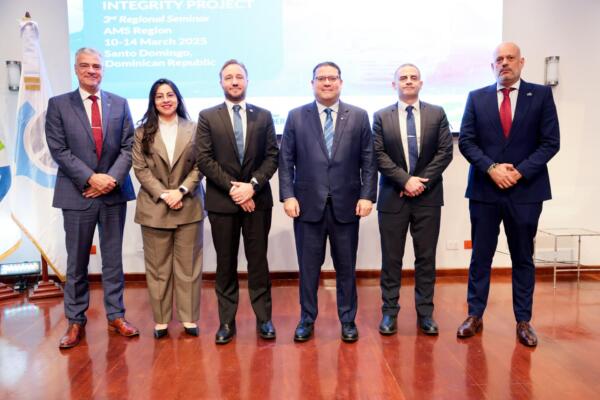 Director de Aduanas junto a invitados del seminario OMA
Foto: fuente externa