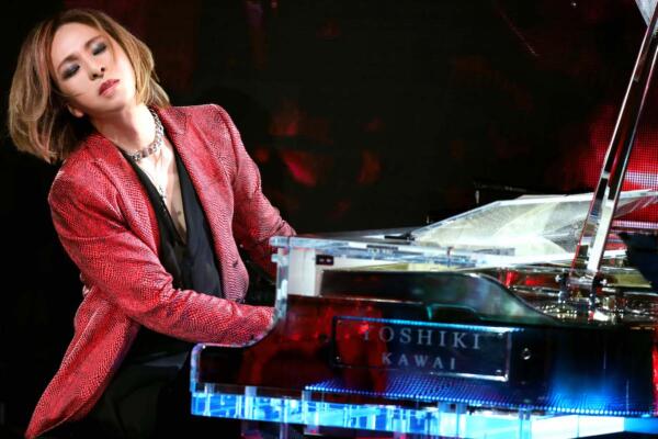 En el inicio de la Serie de Tokio, Yoshiki interpretó con el piano los himnos nacionales de Estados Unidos y Japón.