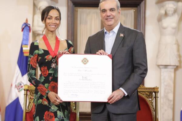 El presidente de la República, Luis Abinader, junto a la actriz Zoe Saldaña.