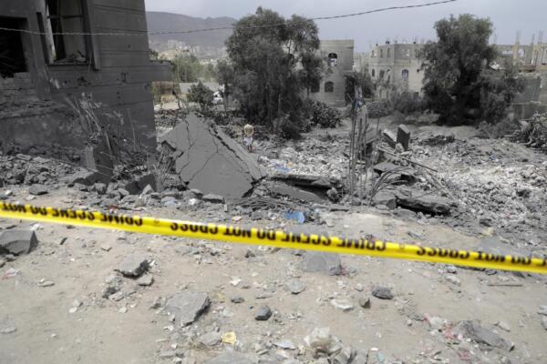 Un hombre fue registrado este lunes, 24 de marzo, al inspeccionar los daños alrededor de un edificio, tras los ataques aéreos de EE.UU. en Saná, capital de Yemen. EFE/Osamah Yahya
