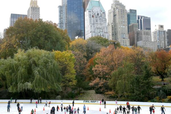 Vista general de la popular pista de patinaje sobre hielo del Central Park de Nueva York. EFE/Justin Lane