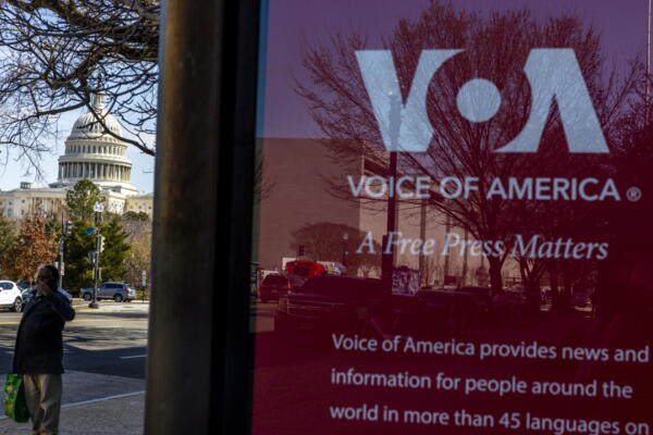 Fotografía de archivo en donde se muestra un cartel del medio de comunicación Voice of America. 