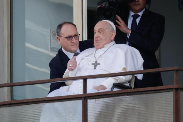 El papa Francisco saludando a la multitud que le esperaba en las puertas del hospital donde ha estado ingresado 38 días.  EFE/EPA/ETTORE FERRARI