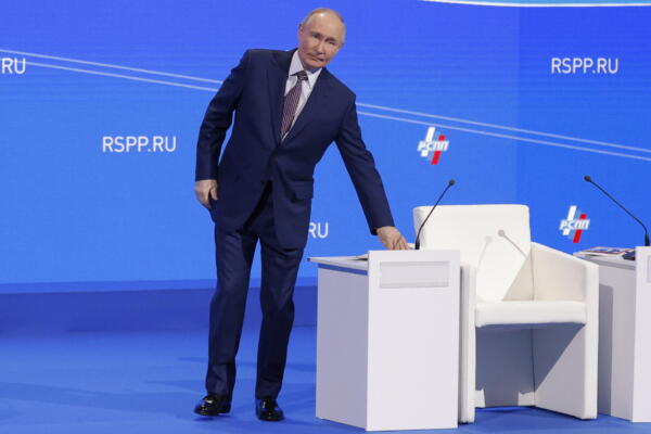 El presidente ruso Vladimir Putin asiste al Congreso de la Unión de Industriales y Empresarios de Rusia en Moscú. EFE/EPA/MAXIM SHEMETOV