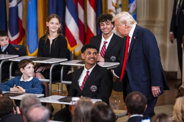 Fotografía del presidente estadounidense, Donald Trump, se prepara para firmar una orden ejecutiva destinada a reducir el tamaño del Departamento de Educación (DOE