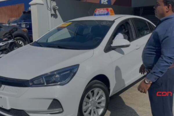 William Pérez Figuereo, presentó el primer vehículo chatarra sustituido por un vehículo 100% eléctrico. (foto, fuente externa)