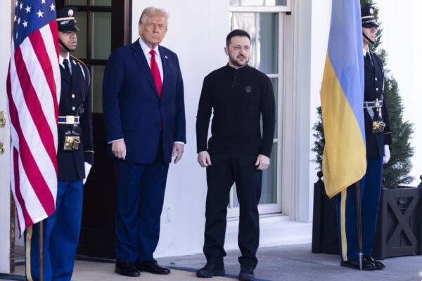 El presidente Donald Trump saluda al presidente de Ucrania fuera de la Ala Oeste de la Casa Blanca., EFE/Shawn Thew