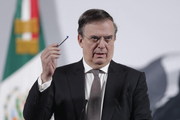 El secretario de Economía de México, Marcelo Ebrard, habla durante una rueda de prensa, en Palacio Nacional en México. EFE/ Isaac Esquivel