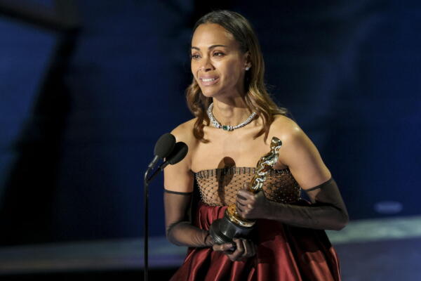 La actriz estadounidense de origen dominicano Zoe Saldaña fue registrada este domingo, 2 de marzo, tras recibir el premio Óscar a mejor actriz de reparto por su papel en la película 'Emilia Pérez', durante la edición 97 de los afamados galardones del cine estadounidense, en el Teatro Dolby de Hollywood, en Los Ángeles (CA, EE.UU.). EFE/Allison Dinner