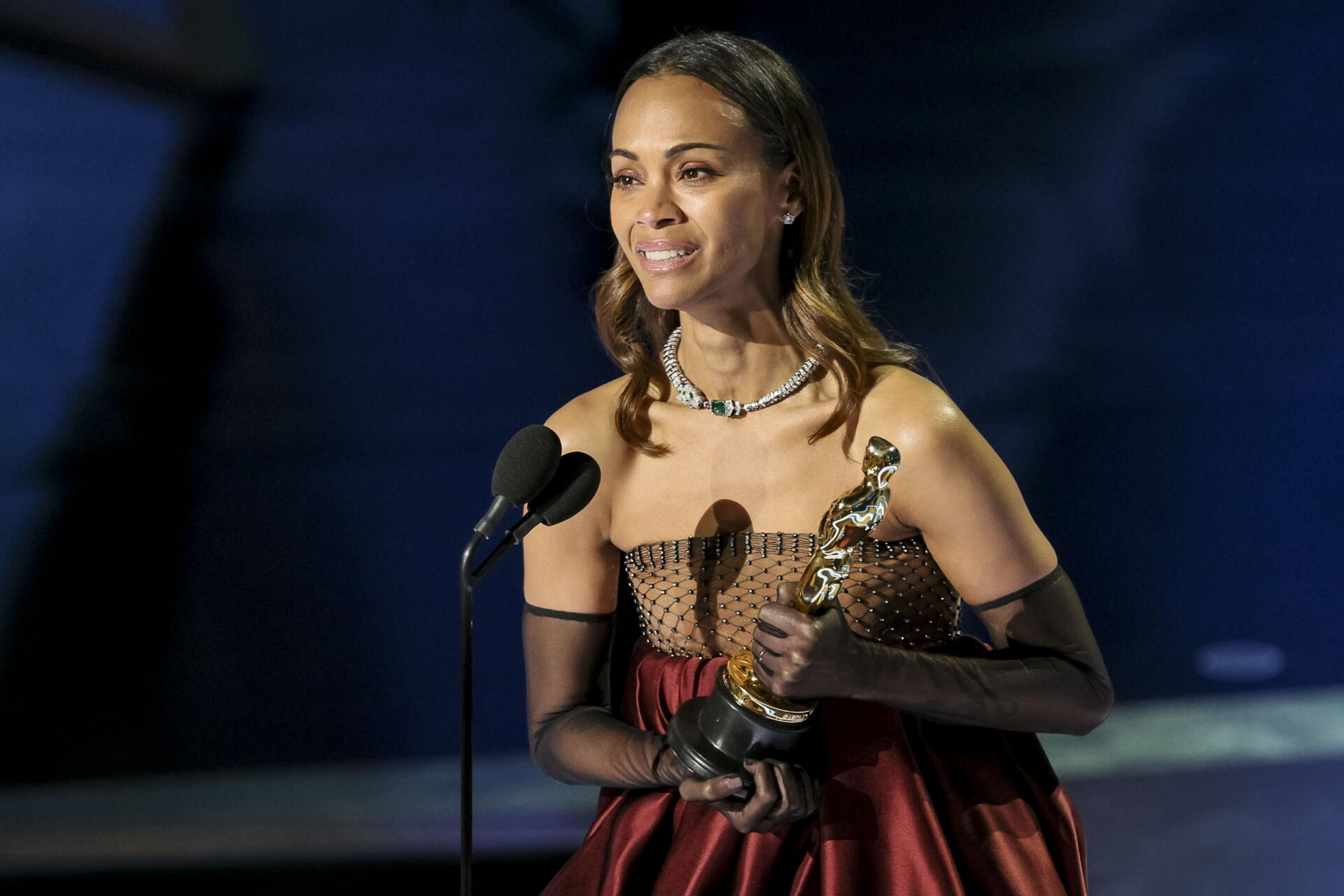 Zoe Saldaña reitera el orgullo de sus raíces en su discurso como ganadora del Óscar