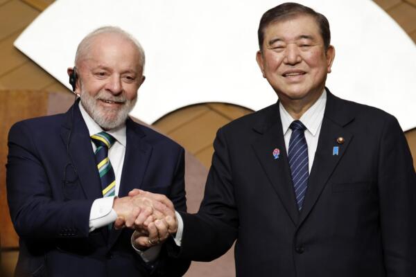 El presidente brasileño, Luiz Inácio Lula da Silva (i), le da la mano al primer ministro japonés, Shigeru Ishiba, durante un Foro Económico Brasil-Japón en Tokio, el 26 de marzo de 2025. EFE/EPA/FRANCK ROBICHON