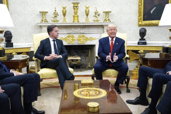 Presidente Donald Trum, junto al secretario general de la OTAN, Mark Rutte. EFE/Yuri Gripas