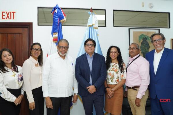 Ambos trataron temas de cooperación técnica basados en los programas que viene desarrollando la DGDC. Foto: Fuente externa 
