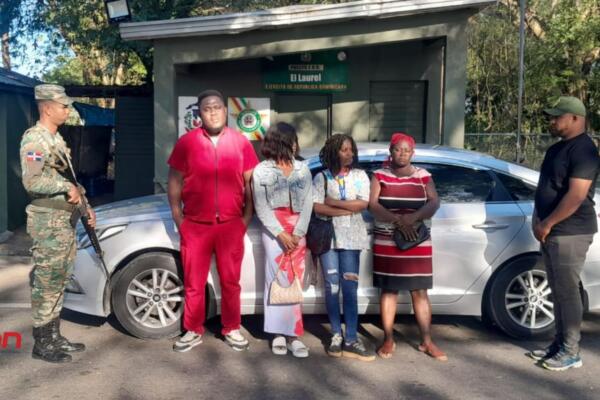 Detienen a dominicanos transportando haitianos indocumentados. (foto, fuente externa)