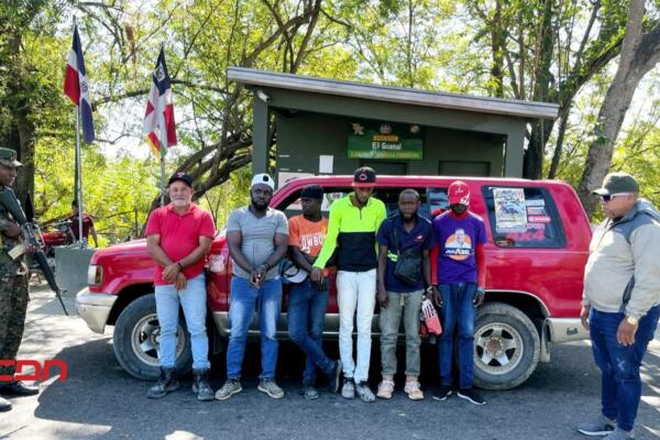 Ejército detiene dos yipetas con haitianos indocumentados. (Foto, fuente externa) 