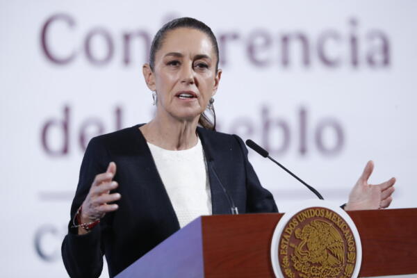La presidenta de México participa durante una rueda de prensa en el Palacio nacional de la Ciudad de México (México). EFE/ Mario Guzmán
