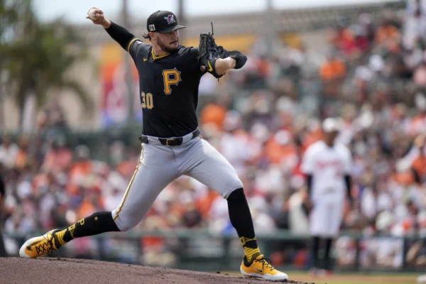 Skenes tendrá 22 años y 302 días el 27 de marzo cuando Pittsburgh juegue en Miami. El cubano José Fernández de los Marlins tenía 21 años y 243 días cuando abrió en el día inaugural de la temporada 2014.