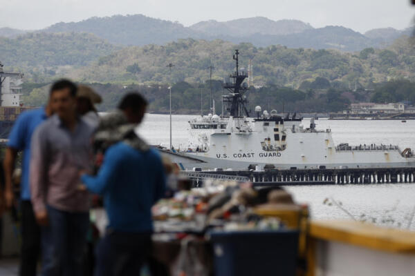 Fotografía de archivo de buque de la Guardia Costera de Estados Unidos permanece anclado en la entrada del canal de Panamá.
