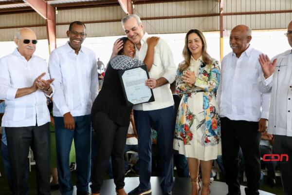 Presidente Abinader entrega 819 títulos de propiedad en Esperanza, Valverde. (Foto, fuente externa)