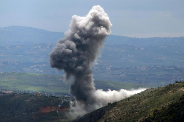  El humo se eleva desde la localidad libanesa de Yohmor Al Sharif tras el bombardeo del Ejército de Israel. EFE/EPA/STRINGER