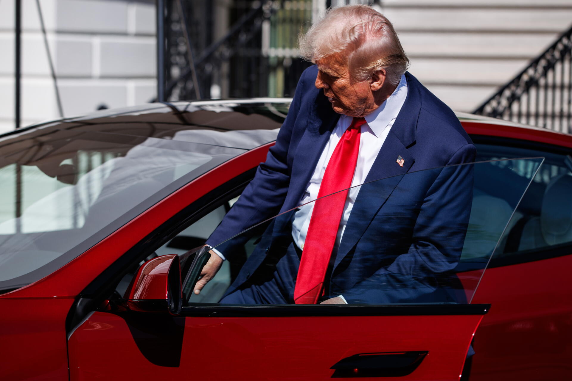 Trump critica el "boicot" contra Musk y dice que comprará un Tesla