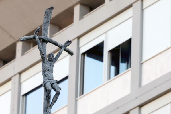Una vista exterior del Hospital Agostino Gemelli donde el Papa Francisco continúa sus tratamientos por neumonía bilateral./EPA/Giuseppe Lami